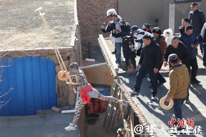 青海古村“於菟”跃古堡 祈福新年平安