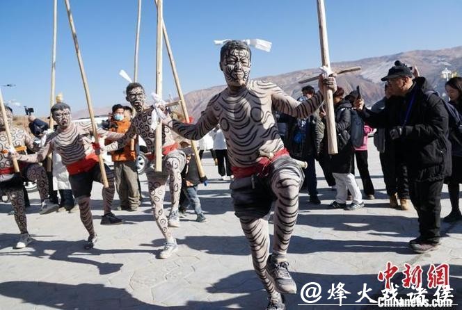 青海古村“於菟”跃古堡 祈福新年平安