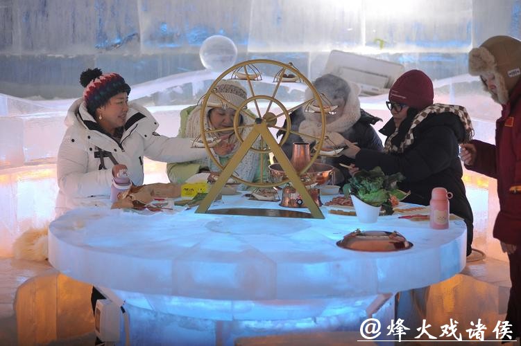 哈尔滨冰雪大世界“大寒不寒”：游客泡温泉、涮火锅